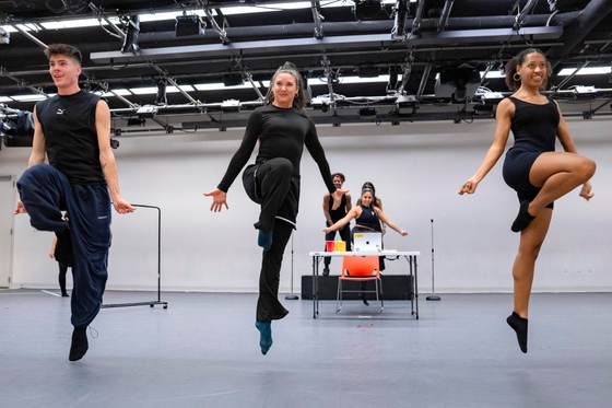 'Aguardiente', la obra sobre emigración y amistad por 50 años de Teatro GALA de Washington