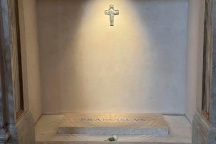 La tumba de Francisco en Roma sigue atrayendo a sus devotos un año después de su muerte