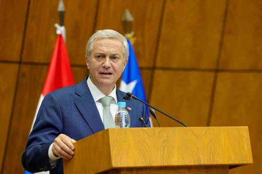 Kast dice que últimos datos de la economía chilena "prenden más de una luz de alerta"
