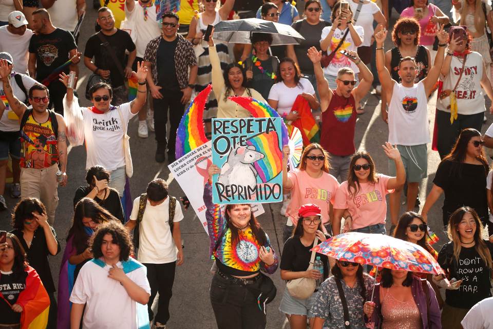 Cientos de salvadoreños exigen respetar derechos de personas LGBTIQ+ en marcha de Orgullo