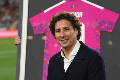 'Memo' Ochoa recibe un homenaje a su carrera en el amistoso México-Chile