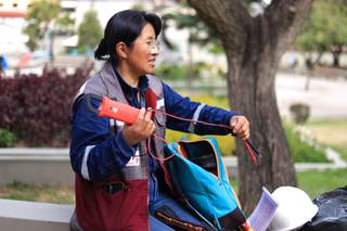 Bolivianas se abren campo en la construcción entre persistentes desigualdades y prejuicios