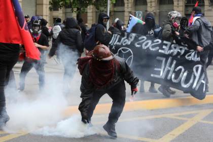 Marcha de pueblos originarios en Santiago finaliza con 17 detenidos por la Policía