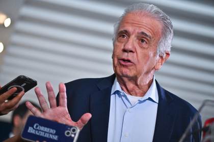 El ministro de Defensa de Brasil visita Venezuela para ampliar la ayuda tras los sismos