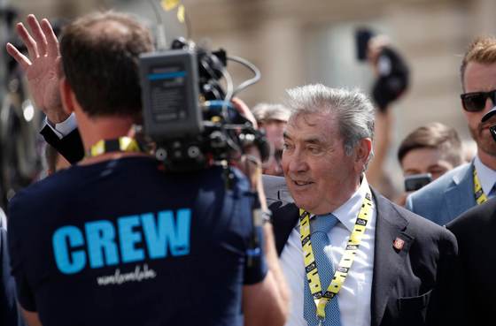 Merckx aconseja a Pogacar "dejar atrás a Van der Poel en el Poggio"