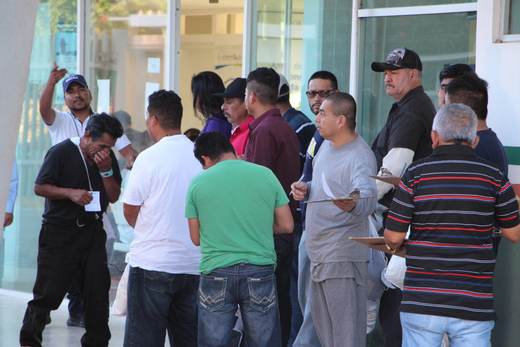 Cervecera lanza plan para contratar a mexicanos repatriados de EEUU y abrir nuevas tiendas