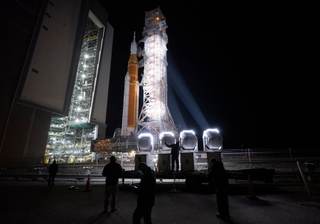 Cohete de la misión lunar Artemis II inicia el traslado hasta la plataforma de lanzamiento