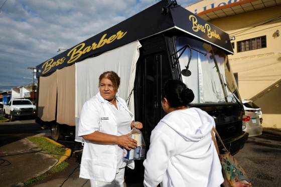 Una barbería-autobús se convierte en una sala de neonatos tras el terremoto en Panamá