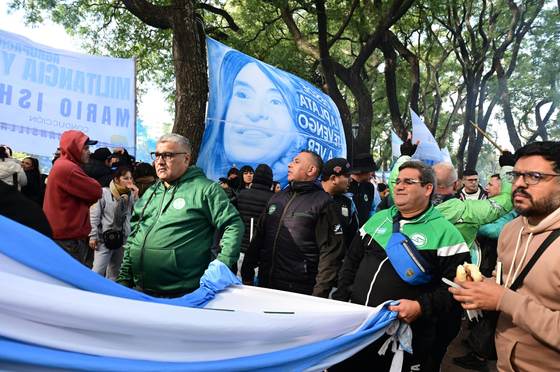 Seguidores de Cristina Fernández reclaman la libertad de su líder con un 'banderazo'