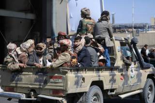Los combates se intensifican en Yemen cerca del estratégico estrecho de Bab el Mandeb