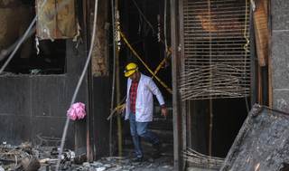 Al menos 21 muertos y 11 heridos en un incendio en un hotel del sur de Nueva Delhi
