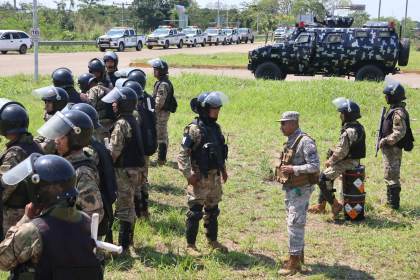 Gobierno despliega a militares y policías ante amenaza de bloqueos en el este de Bolivia