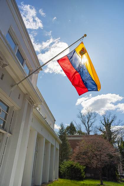 Venezuela anuncia haber retomado sus sedes diplomáticas en EE.UU.