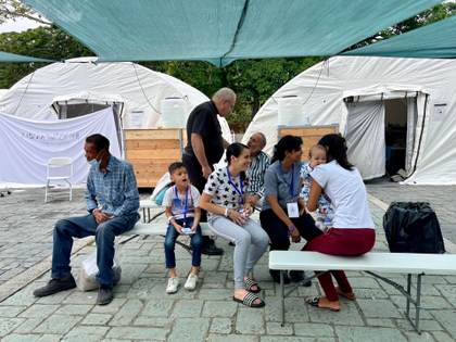 Médicos españoles tratan las heridas no cerradas del doble terremoto de Venezuela