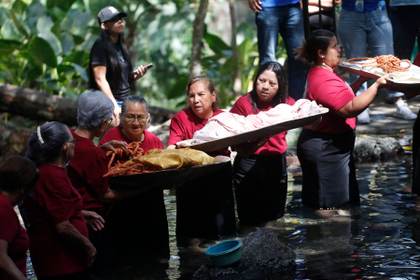 Mujeres lavan vestimentas de Jesús como parte de una tradición centenaria