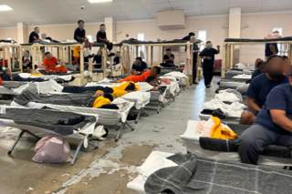 Informe destapa hacinamiento y abusos en otro centro de detención de migrantes en Florida