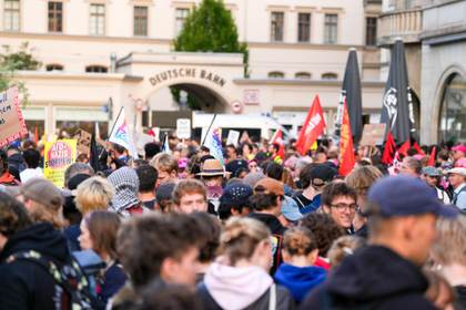 Unos 25.000 manifestantes protestan contra congreso de AfD, pero no impiden su celebración