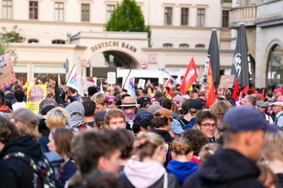Unos 25.000 manifestantes protestan contra congreso de AfD, pero no impiden su celebración