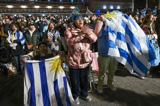 La afición uruguaya sufre en Montevideo el amargo empate con Arabia Saudí
