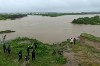 Fuertes lluvias provocan inundaciones, daños y desbordamientos de ríos en costa de Ecuador