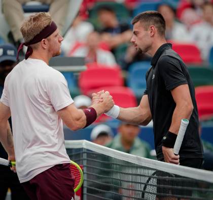 Davidovich, primer semifinalista en Shanghái tras la retirada por lesión del francés Géa