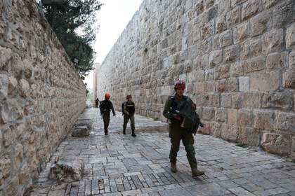 Fragmentos de un misil iraní impactan en la Ciudad Vieja de Jerusalén y causan un herido