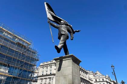 Aparece en el centro de Londres una estatua con la supuesta firma de Banksy