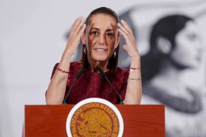 México niega "represión" pese a "provocación" en protestas de maestros antes del Mundial