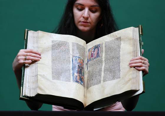 Un manuscrito que narra la historia del rey Arturo se vende por 2,6 millones de euros
