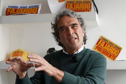 Candidato colombiano Sergio Fajardo: "la paz total se ha convertido en un caos total"