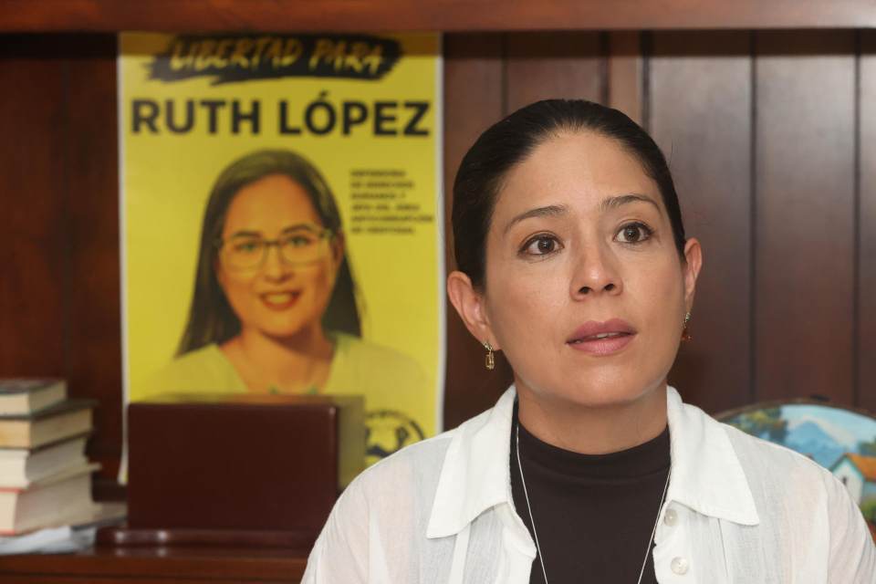 Denuncian "grave" deterioro de la salud de la abogada Ruth López, detenida en El Salvador