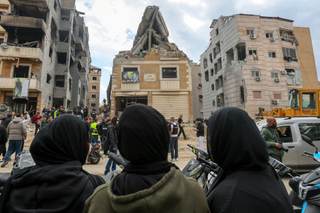 Mueren 13 miembros de las fuerzas libanesas en ataques israelíes contra sede gubernamental