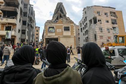 Mueren 13 miembros de las fuerzas libanesas en ataques israelíes contra sede gubernamental