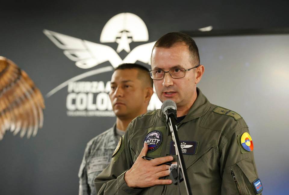 Avión militar accidentado en Colombia chocó con tres árboles segundos después de despegar