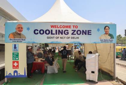 Nueva Delhi recurre a carpas climatizadas para combatir su día más caluroso, con 45 grados