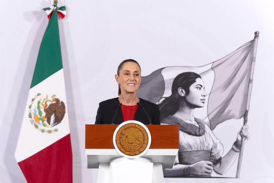 Sheinbaum no ve “gran riesgo” para remesas pese a orden de revisión de Trump