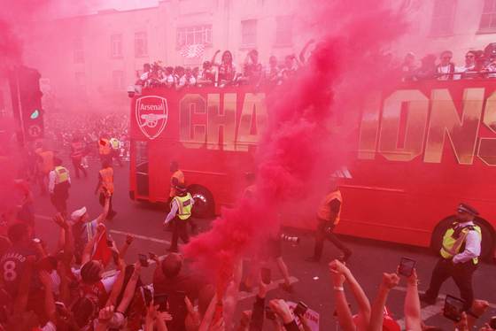 El Arsenal se olvida de la Champions con un baño de masas