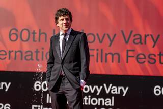 Jesse Eisenberg recibe el Premio del Presidente y elogia el cine europeo en Karlovy Vary