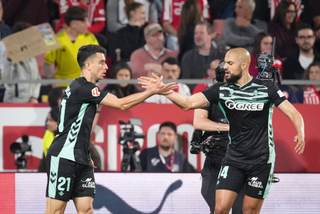 2-3. El Betis cura la herida europea con una trabajada victoria en Girona