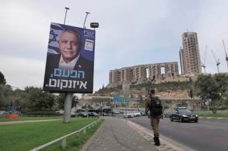 La precampaña electoral israelí, marcada por las redes, llamadas y polémicos vídeos de IA