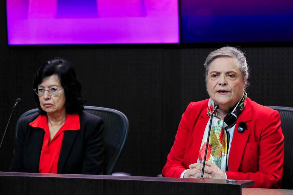 Exalcaldesa de Bogotá Clara López renuncia a candidatura presidencial para apoyar a Cepeda