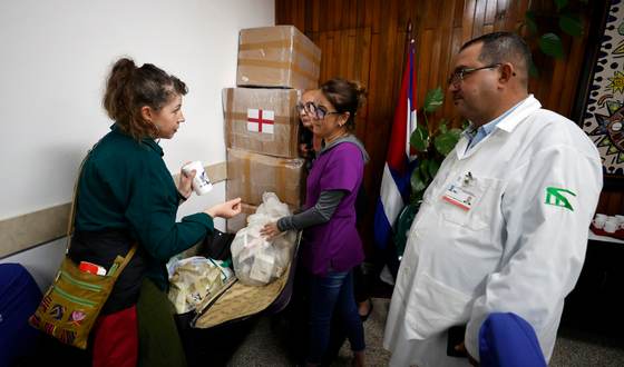 Primer grupo del convoy Nuestra América entrega donativos en hospitales de La Habana