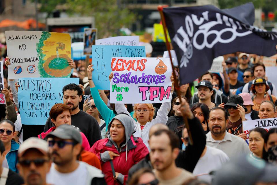Liberan a 32 manifestantes detenidos tras protesta por agua contaminada en oeste de México