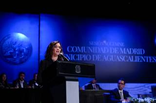 Ayuso recibe medalla en México y subraya que "somos parte de una misma familia"
