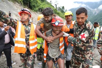 Rescatan a dos trabajadores de un túnel en Nepal y aseguran que hay más supervivientes