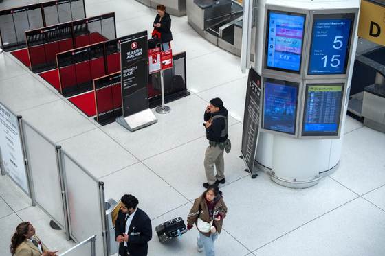 Las bajas en algunos aeropuertos de EEUU rozan el 40 % mientras Trump despliega al ICE