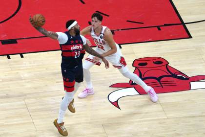 120-124. Tiago Splitter debuta con derrota en el United Center