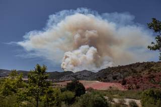 Siete incendios forestales avivados por los vientos queman en el sur de California (EEUU)
