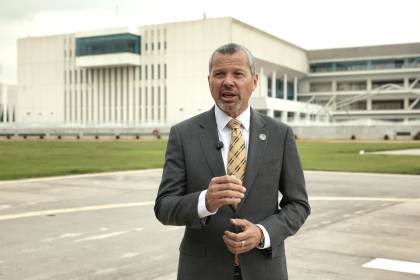 Secretario general de la OMI pide a navieras "evitar" Ormuz y alerta de riesgo alimentario