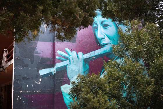 Muralistas suramericanos honran a la vida y muerte con su arte en un cementerio en Bolivia